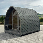 KOBA Iglu Gartensauna mit charakteristischer Iglu-Form im Garten, dunkelgraue Schindelverkleidung und Holzterrasse