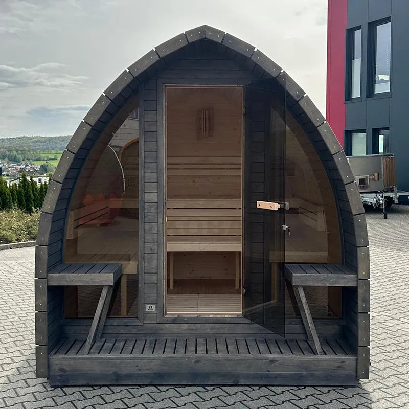 KOBA Iglu Gartensauna mit charakteristischer Iglu-Form, dunkelgrau, Frontansicht mit offener Tür und Holzinnenausstattung