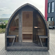 KOBA Iglu Gartensauna mit charakteristischer Iglu-Form, Holzinnenausstattung und offener Tür im Garten