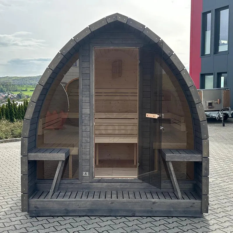 KOBA Iglu Gartensauna mit charakteristischer Iglu-Form, Holzinnenausstattung und offener Tür im Garten
