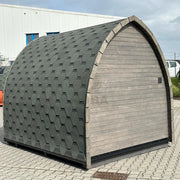 KOBA Iglu Gartensauna mit charakteristischer Iglu-Form, grauem Dach und Holzverkleidung im Garten