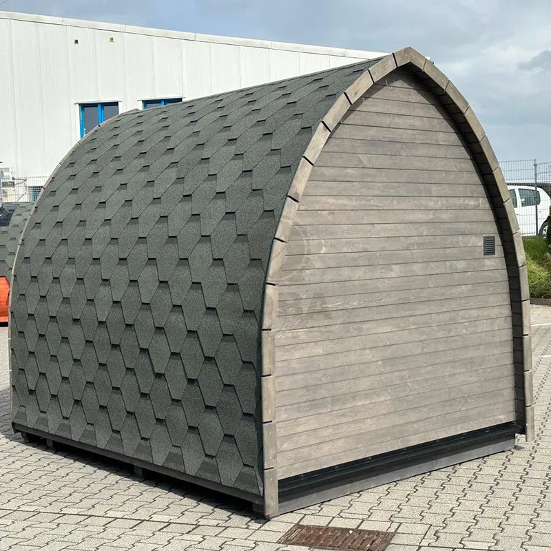 KOBA Iglu Gartensauna mit charakteristischer Iglu-Form, grauem Dach und Holzverkleidung im Garten