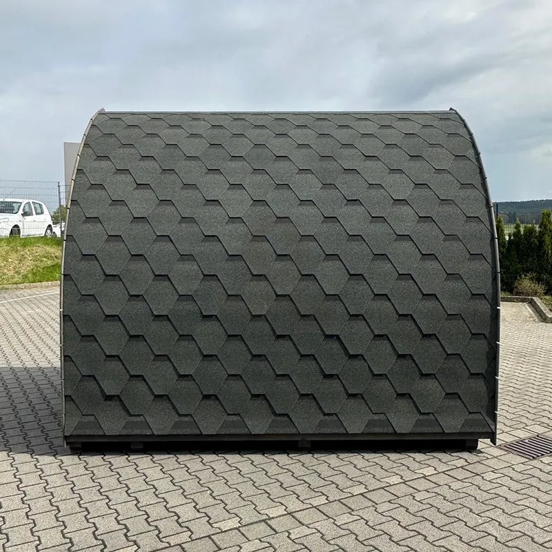 KOBA Iglu Gartensauna mit charakteristischer Iglu-Form und Schindeldach im Garten