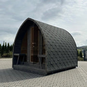 KOBA Iglu Gartensauna mit charakteristischer Iglu-Form in Garten auf Pflasterung