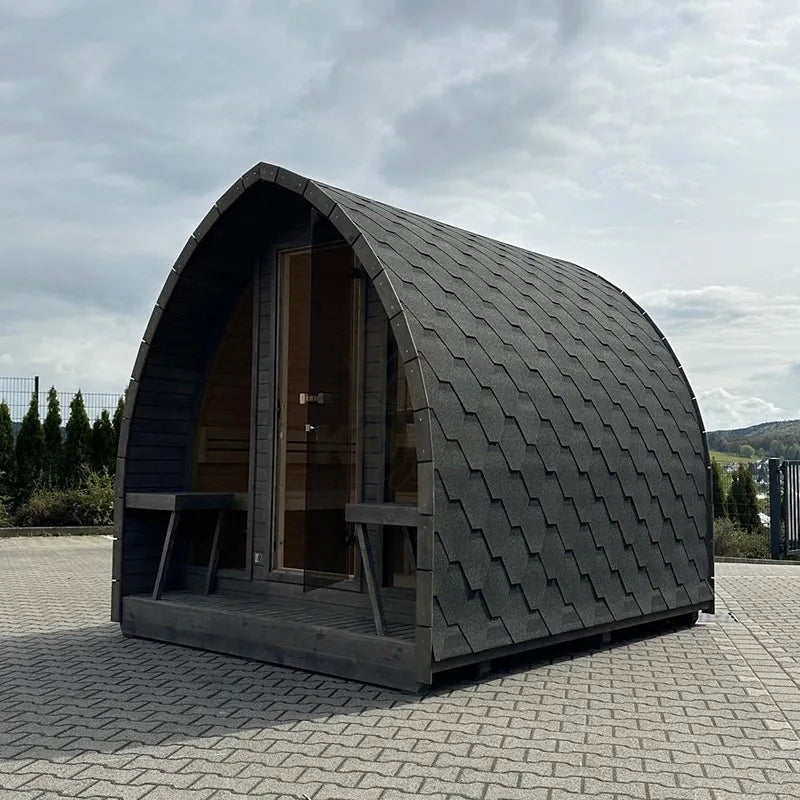 KOBA Iglu Gartensauna mit charakteristischer Iglu-Form in Garten auf Pflasterung
