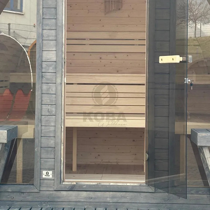 KOBA Iglu Gartensauna mit charakteristischer Iglu-Form, Holzverkleidung und Glastür im Garten