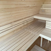 KOBA Iglu Gartensauna Innenraum mit Holzbänken und gewölbter Holzdecke