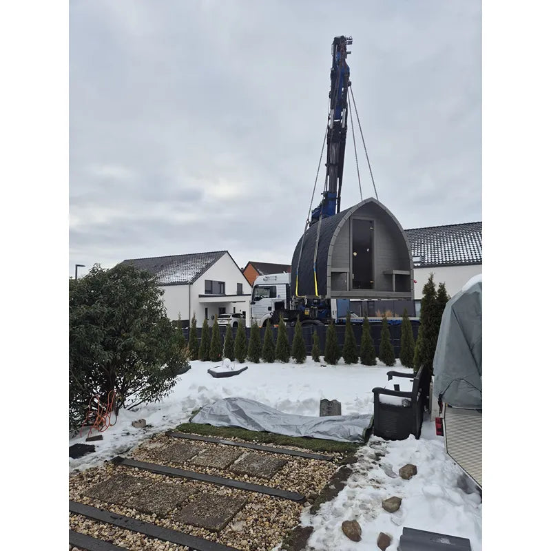 KOBA Iglu Gartensauna - Besondere Iglu-Form wird mit Kran auf Fundament installiert