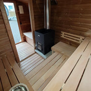 KOBA Quadro Gartensauna Innenraum mit Holzbänken und schwarzem Ofen