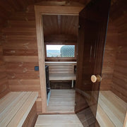 KOBA Quadro Gartensauna Innenraum mit Holzbänken und Glastür zum Garten