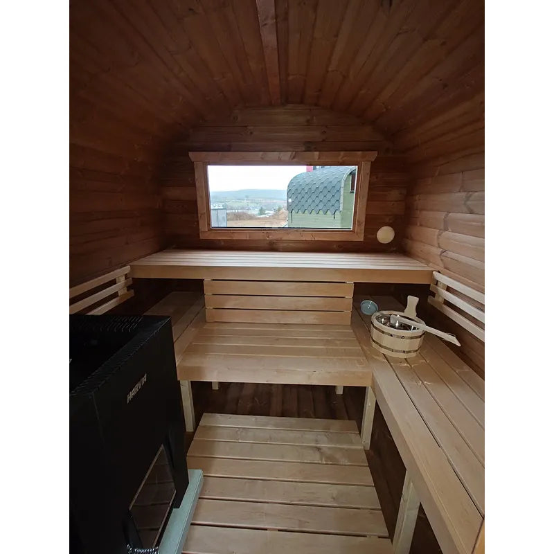 KOBA Quadro Gartensauna Innenraum mit Holzbänken, Ofen und Panoramafenster