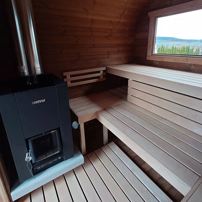KOBA Quadro Gartensauna - Moderne quadratische Form mit Holzbanken und Harvia-Ofen, Panoramafenster mit Waldblick