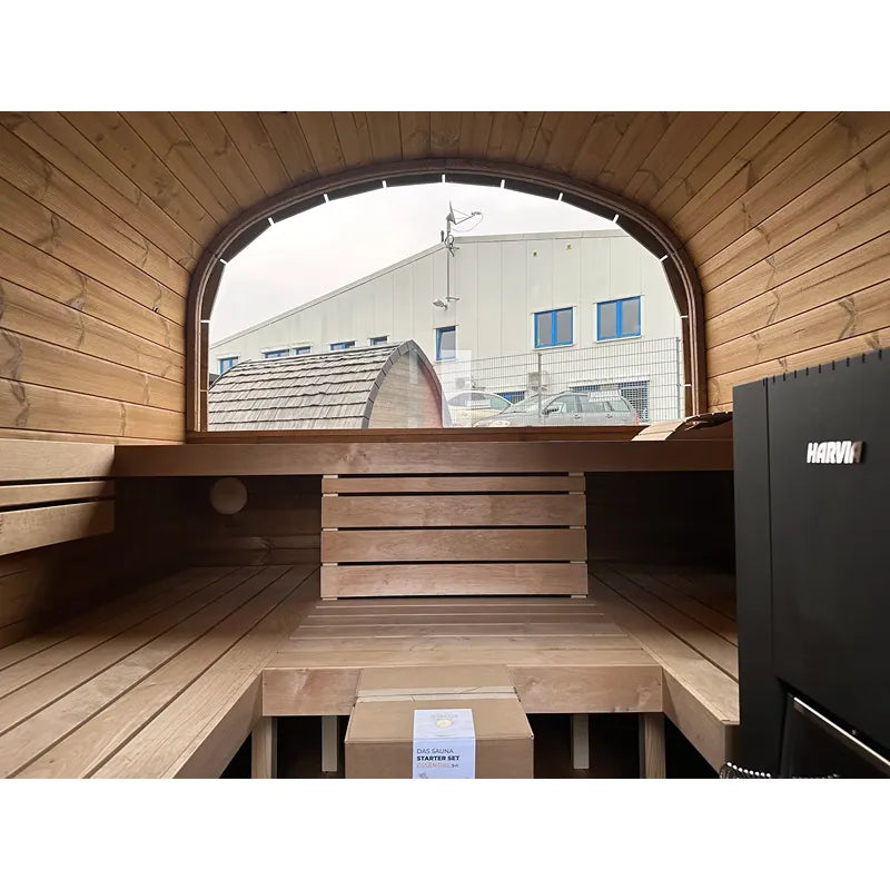 KOBA Quadro Gartensauna Innenraum mit Holzbänken und rundem Fenster