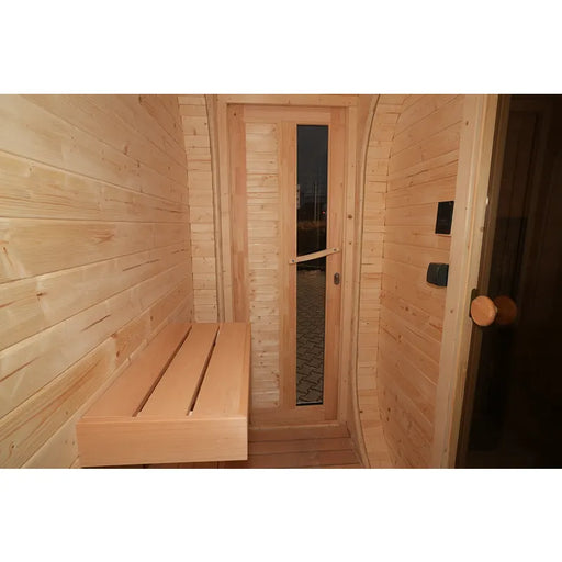 KOBA Quadro Gartensauna Seiteneintritt mit Holzbänken und Seitentür im Innenraum