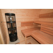 KOBA Quadro Gartensauna Seiteneintritt Innenraum mit Holzbänken und schwarzem Saunaofen