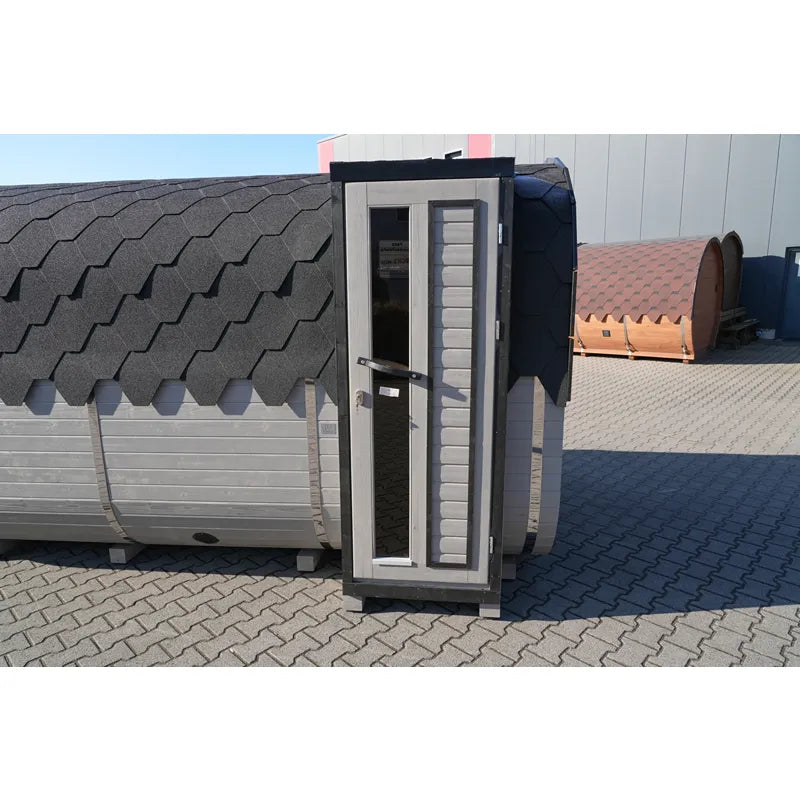 KOBA Quadro Gartensauna Seiteneintritt mit schwarzem Seiteneinstieg auf Ausstellungsfläche neben anderen Saunamodellen