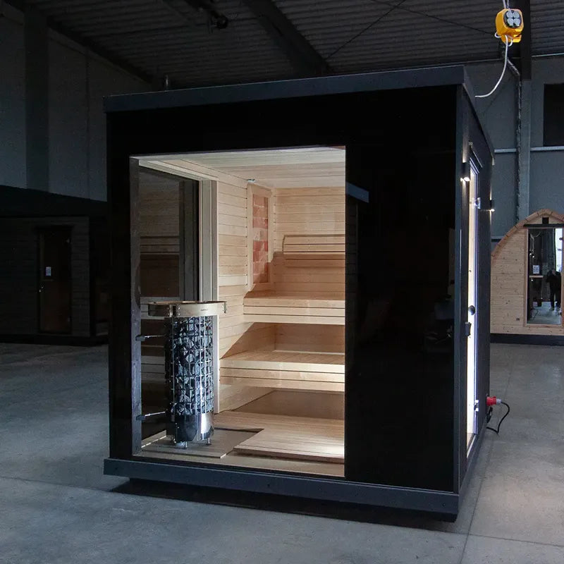 KOBA Varis Gartensauna - Stilvolle Designsauna mit schwarzem Rahmen, Holzinnenraum und Saunaofen in Ausstellungshalle