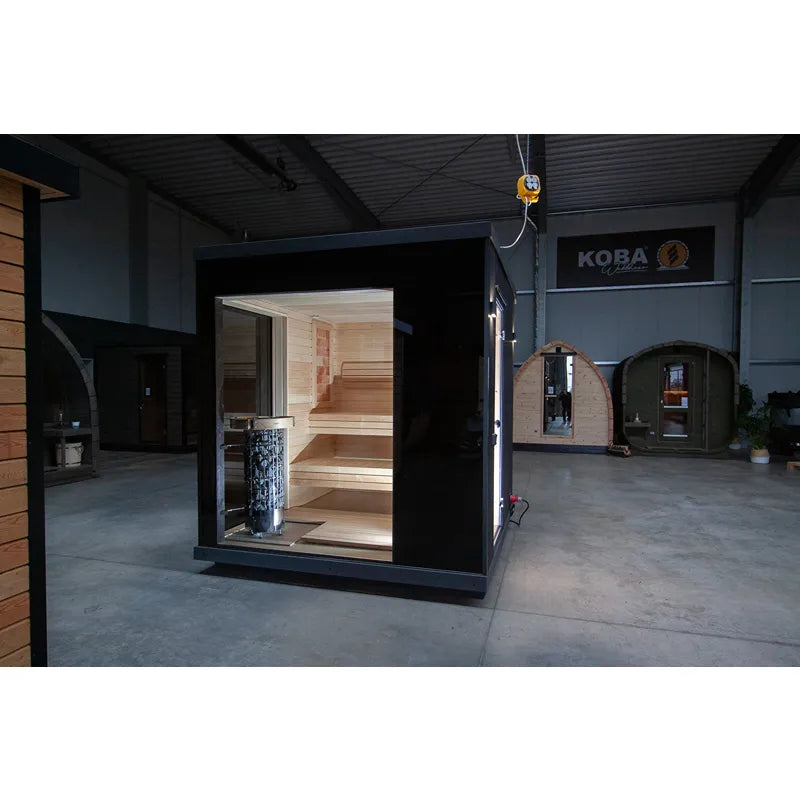 KOBA Varis Gartensauna - Stilvolle Designsauna mit schwarzem Rahmen und Holzinnenraum in Ausstellungshalle