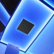 Deckenansicht einer modernen Dampfdusche mit blauer LED-Beleuchtung und quadratischer schwarzer Dampfdüse in der Mitte