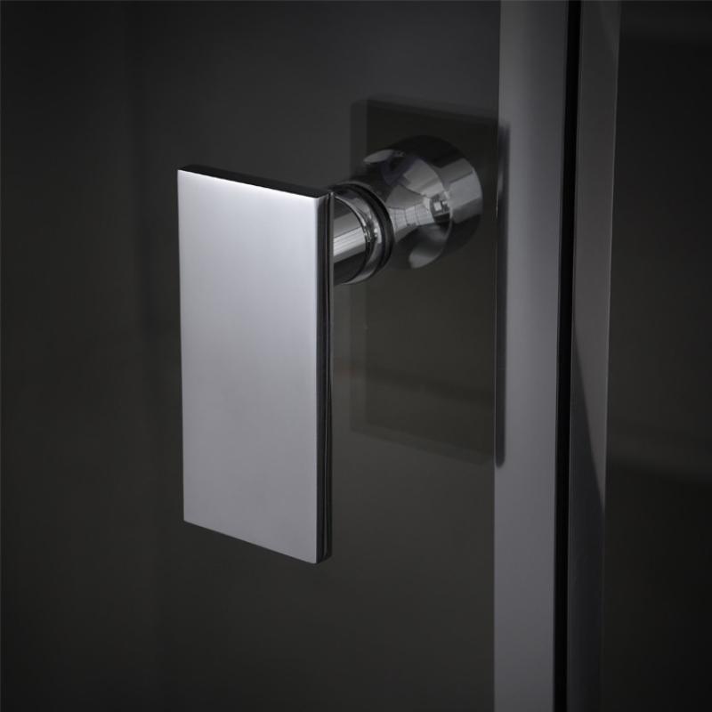 Detailaufnahme einer modernen Badezimmer-Armatur mit glänzendem Kugelkopf an einer weißen Bedienblende, montiert an schwarzer Wand