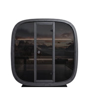 Leil Black Cube Classic Gartensauna von Leil Saunas mit schwarzem Kunststoffrahmen, getönten Glaspanelen und Holzbänken im Innenraum