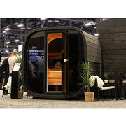 Leil Black Cube Classic Gartensauna 4 Personen von Leil Saunas mit schwarzem Rahmen und Holzinnenraum auf Messe