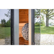 Leil Black Cube Classic Gartensauna 4 Personen mit offener Tür, Holzinnenraum und Saunaofen im Garten