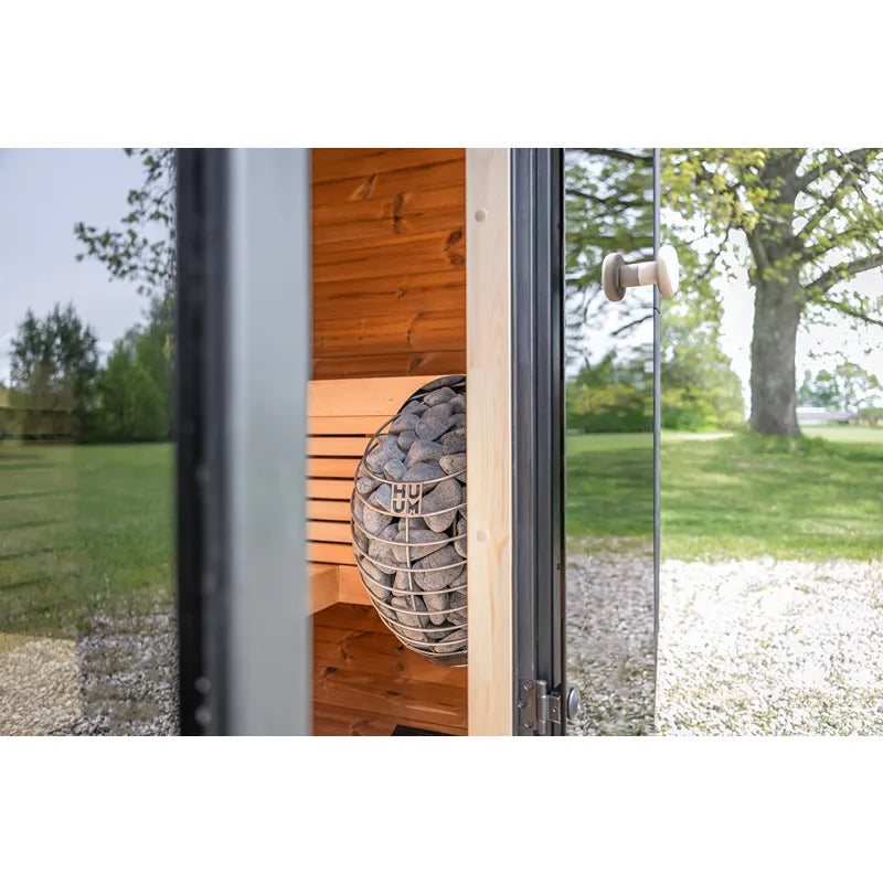 Leil Black Cube Classic Gartensauna 4 Personen mit offener Tür, Holzinnenraum und Saunaofen im Garten