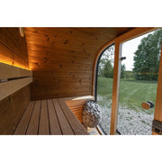 Leil Black Cube Classic Gartensauna 4 Personen Innenraum mit Holzbänken, Saunaofen und großem Fenster zum Garten