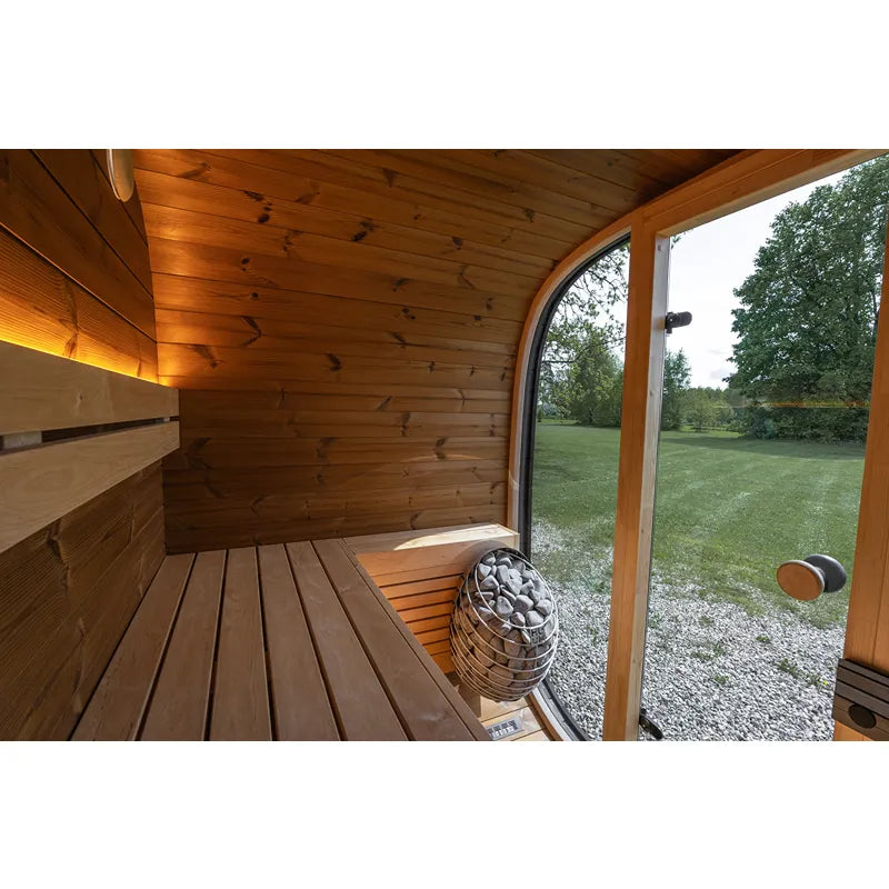 Leil Black Cube Classic Gartensauna 4 Personen Innenraum mit Holzbänken, Saunaofen und großem Fenster zum Garten
