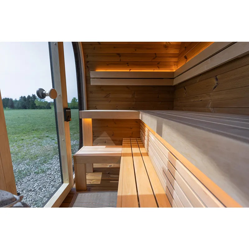 Leil Black Cube Classic Gartensauna 4 Personen Innenraum mit Holzbänken und großer Glasfläche zum Garten