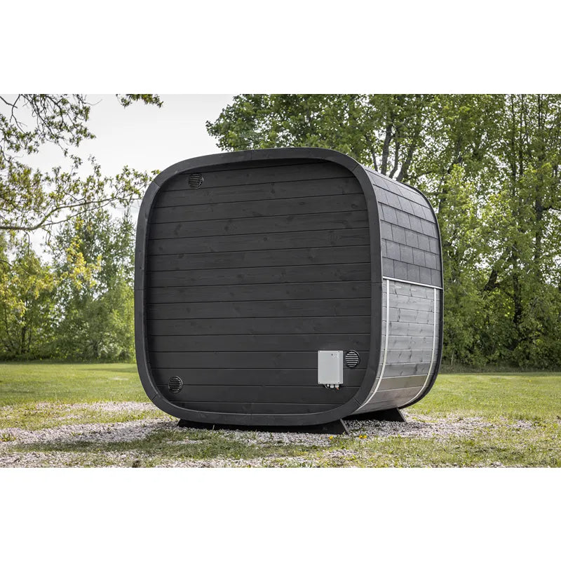 Leil Black Cube Classic Gartensauna 4 Personen mit schwarzer Holzverkleidung im Garten aufgestellt