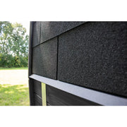 Leil Black Cube Classic Gartensauna 4 Personen – Detailansicht des schwarzen Metalldachs mit Entwässerungssystem im Garten
