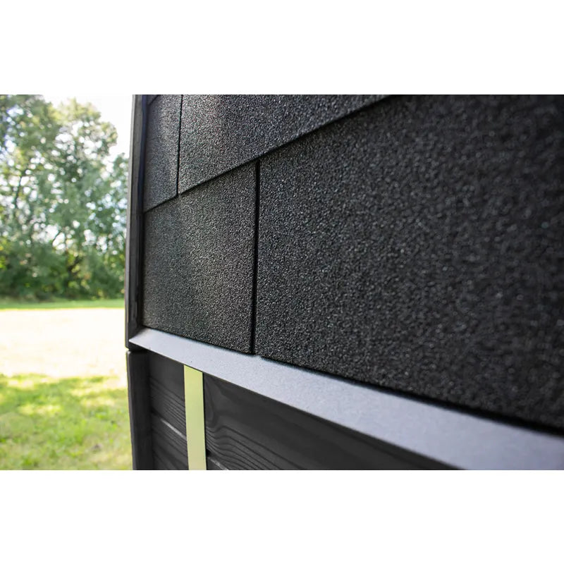 Leil Black Cube Classic Gartensauna 4 Personen – Detailansicht des schwarzen Metalldachs mit Entwässerungssystem im Garten