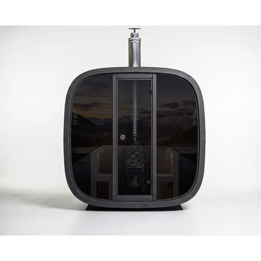 Leil Black Cube Comfort Gartensauna von Leil Saunas mit schwarzem Designgehäuse, großen Glasfenstern und Edelstahlkamin