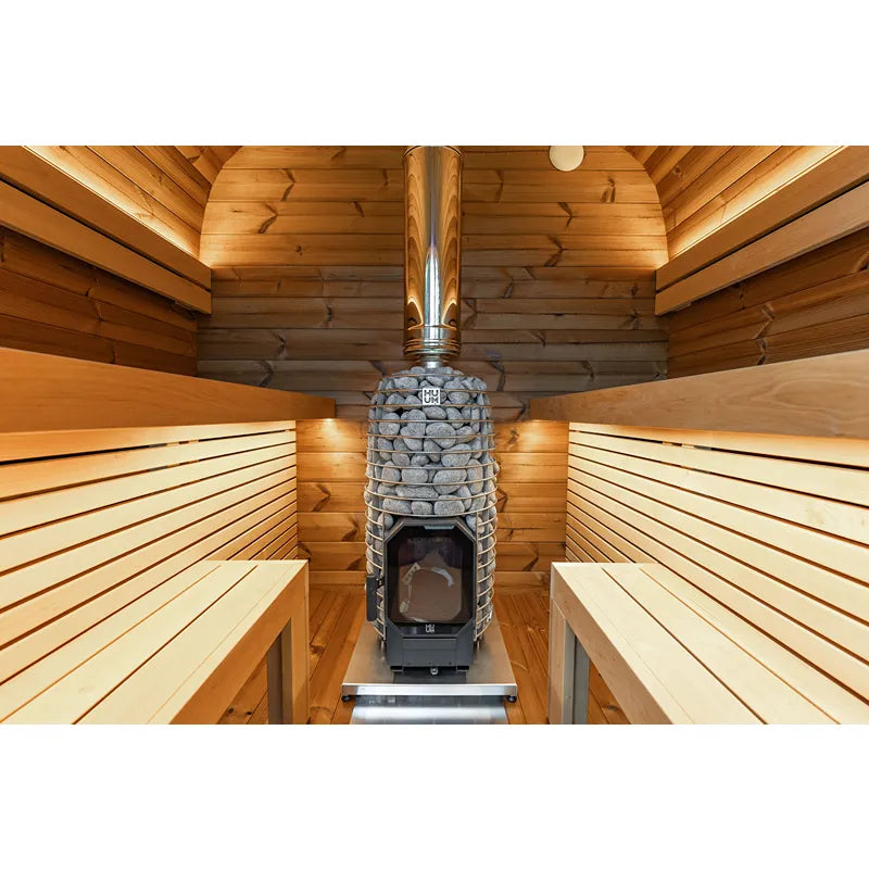 Leil® Black Cube Comfort Gartensauna Innenraum mit Holzbänken, Ofen und LED-Beleuchtung