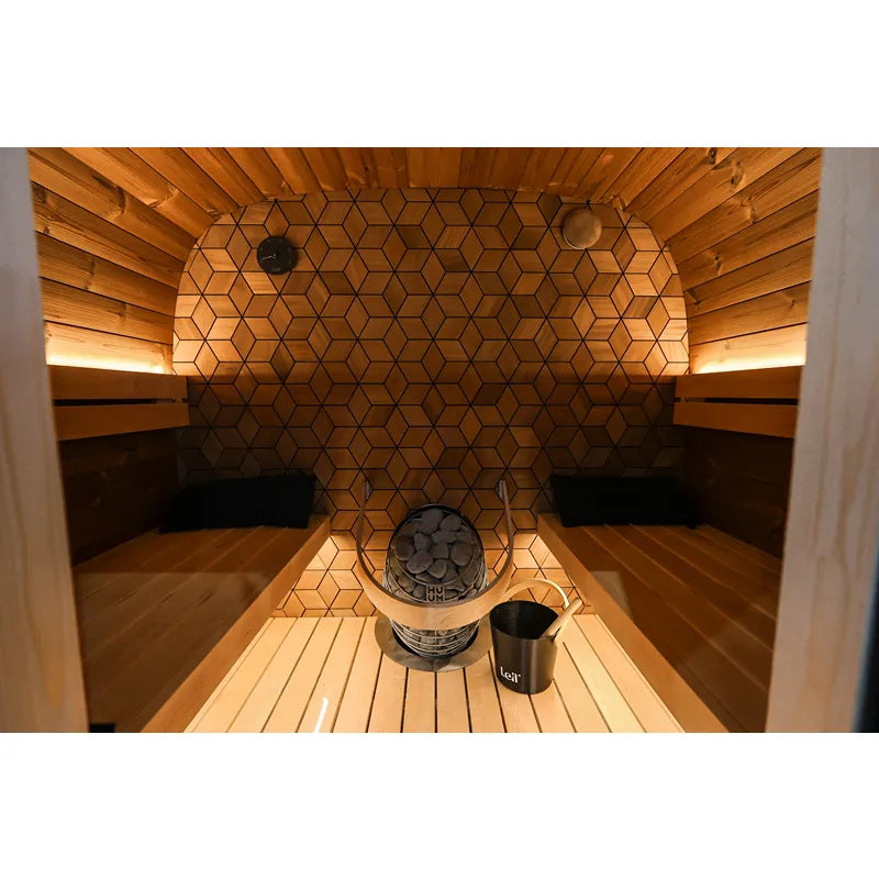 Leil Black Cube Premium Gartensauna Hexagon-Wand Innenansicht mit Holzbänken und Saunaofen