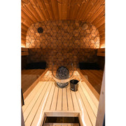 Leil Black Cube Premium Gartensauna Hexagon-Wand Innenansicht mit Saunaofen und Holzbänken