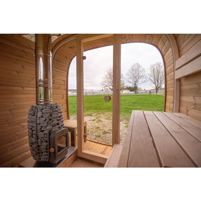 Leil Dice Comfy Gartensauna 4 Personen 2 Räume von Leil Saunas mit Holzofen, Holzbank und großen Panoramafenstern zum Garten