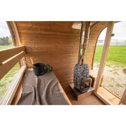 Leil Dice Comfy Gartensauna 4 Personen 2 Räume von Leil Saunas, Innenraum mit Holzbänken und Ofen im Garten