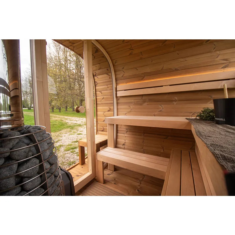 Leil Dice Comfy Gartensauna von Leil Saunas mit Holzbänken, Ofen und Gartenblick
