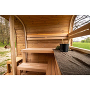 Leil Dice Comfy Gartensauna 4 Personen 2 Räume von Leil Saunas mit Holzbänken und Saunaofen im Innenraum
