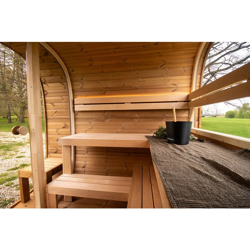 Leil Dice Comfy Gartensauna 4 Personen 2 Räume von Leil Saunas mit Holzbänken und Saunaofen im Innenraum