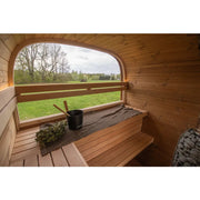 Leil Dice Comfy Gartensauna Innenraum mit Holzbänken, großem Fenster und Gartenblick