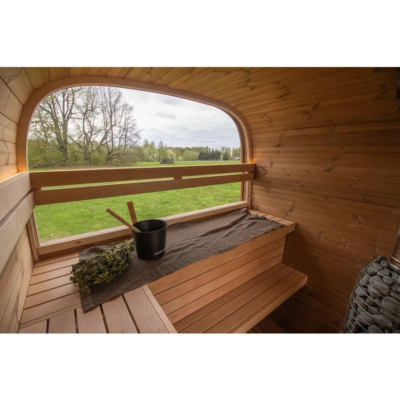 Leil Dice Comfy Gartensauna Innenraum mit Holzbänken, großem Fenster und Gartenblick