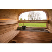 Leil Dice Comfy Gartensauna Innenraum mit Holzbänken, großem Fenster und Gartenblick