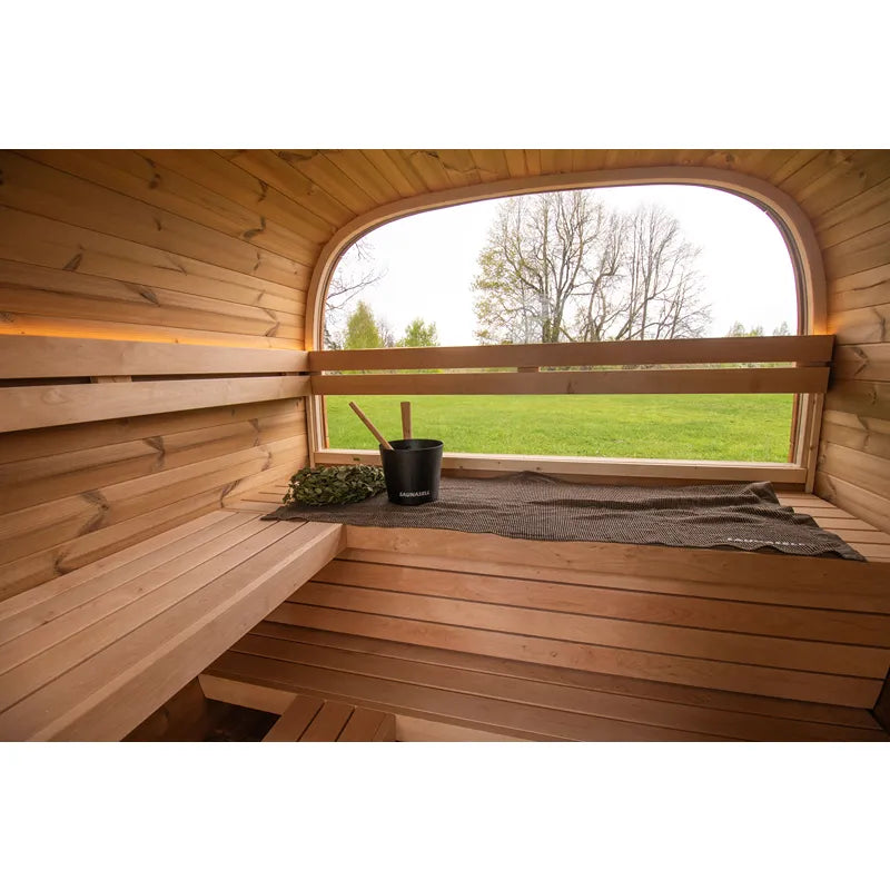 Leil Dice Comfy Gartensauna Innenraum mit Holzbänken, großem Fenster und Gartenblick