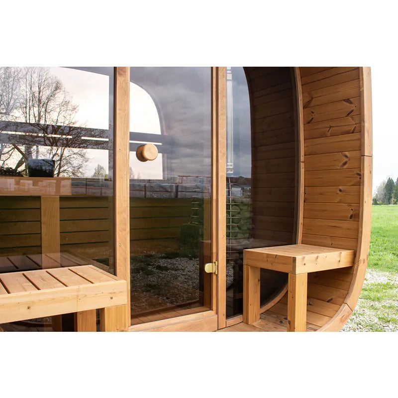 Leil Dice Comfy Gartensauna 4 Personen 2 Räume von Leil Saunas mit Holzbänken und großen Fenstern im Garten