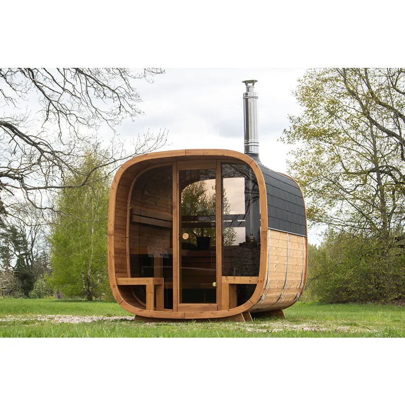 Leil Dice Comfy Gartensauna 4 Personen 2 Räume mit Holzverkleidung und großen Glasfenstern im Garten
