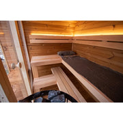 Leil Dice Comfy Gartensauna Innenraum mit Holzbänken, Liegebereich und warmer LED-Beleuchtung